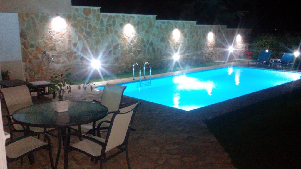 Apartment With Private Pool Kiáton Esterno foto