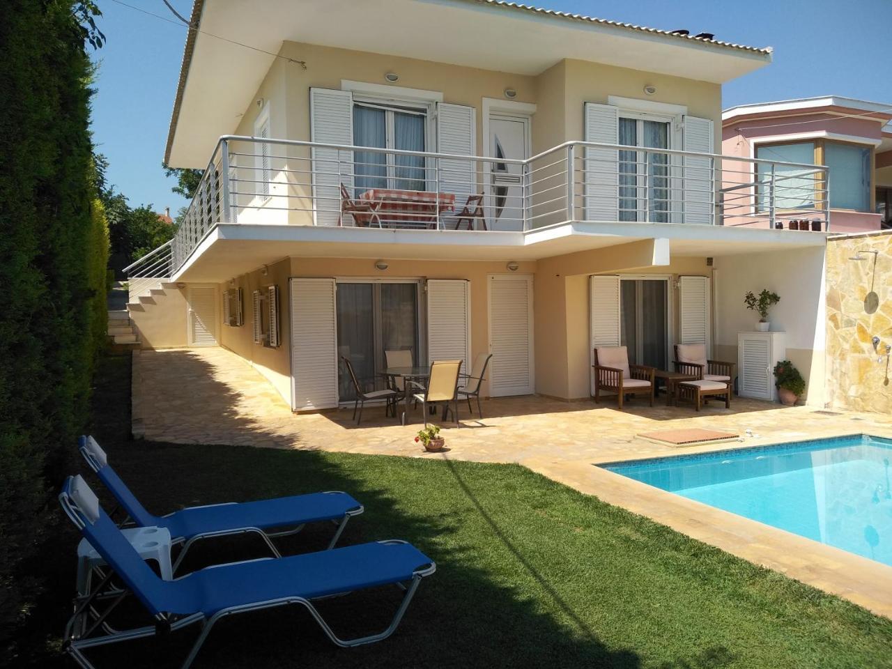 Apartment With Private Pool Kiáton Esterno foto