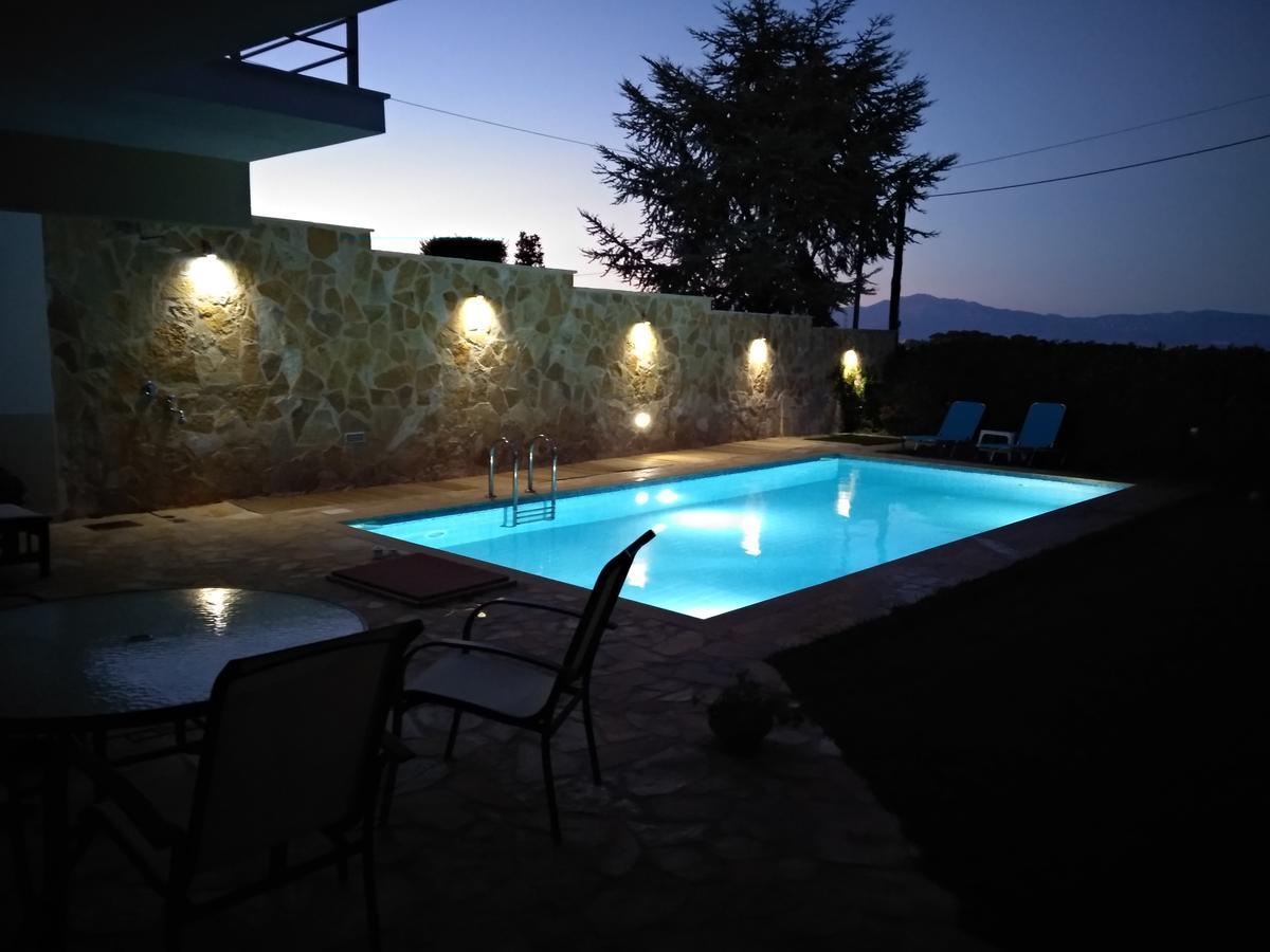 Apartment With Private Pool Kiáton Esterno foto