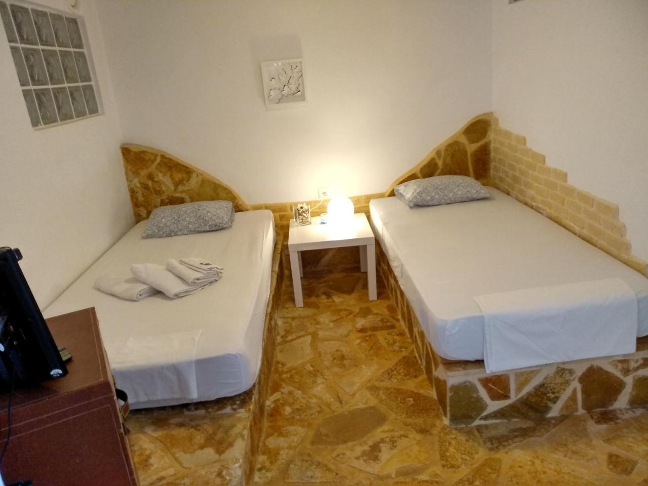 Apartment With Private Pool Kiáton Esterno foto